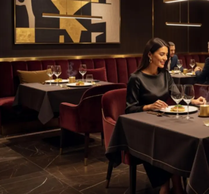Stijlvol restaurant in Holland Casino met sfeervolle avondverlichting.